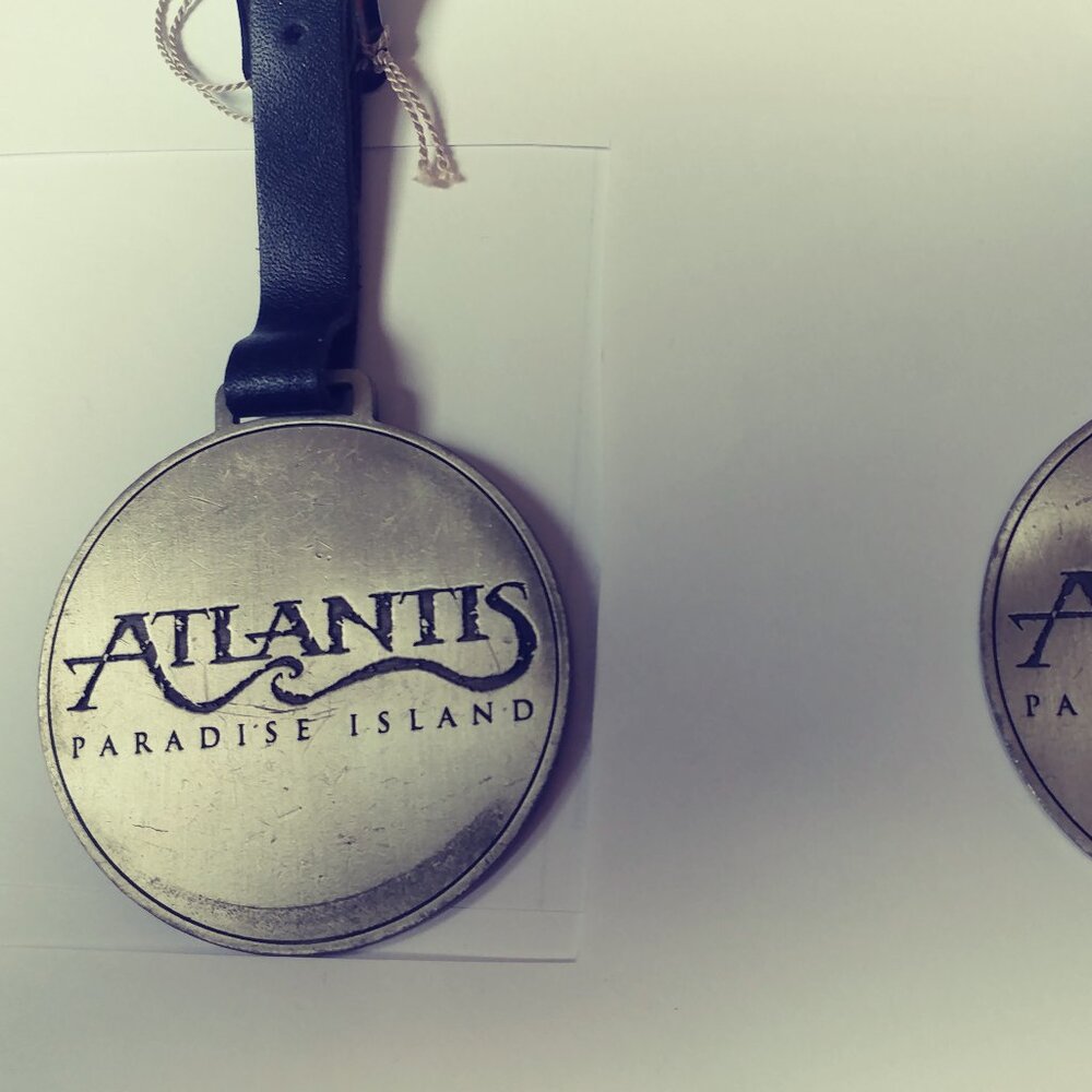 Atlantis  PARADISE ISLAND ROUND SUVENER ON THE Leather strap(2)